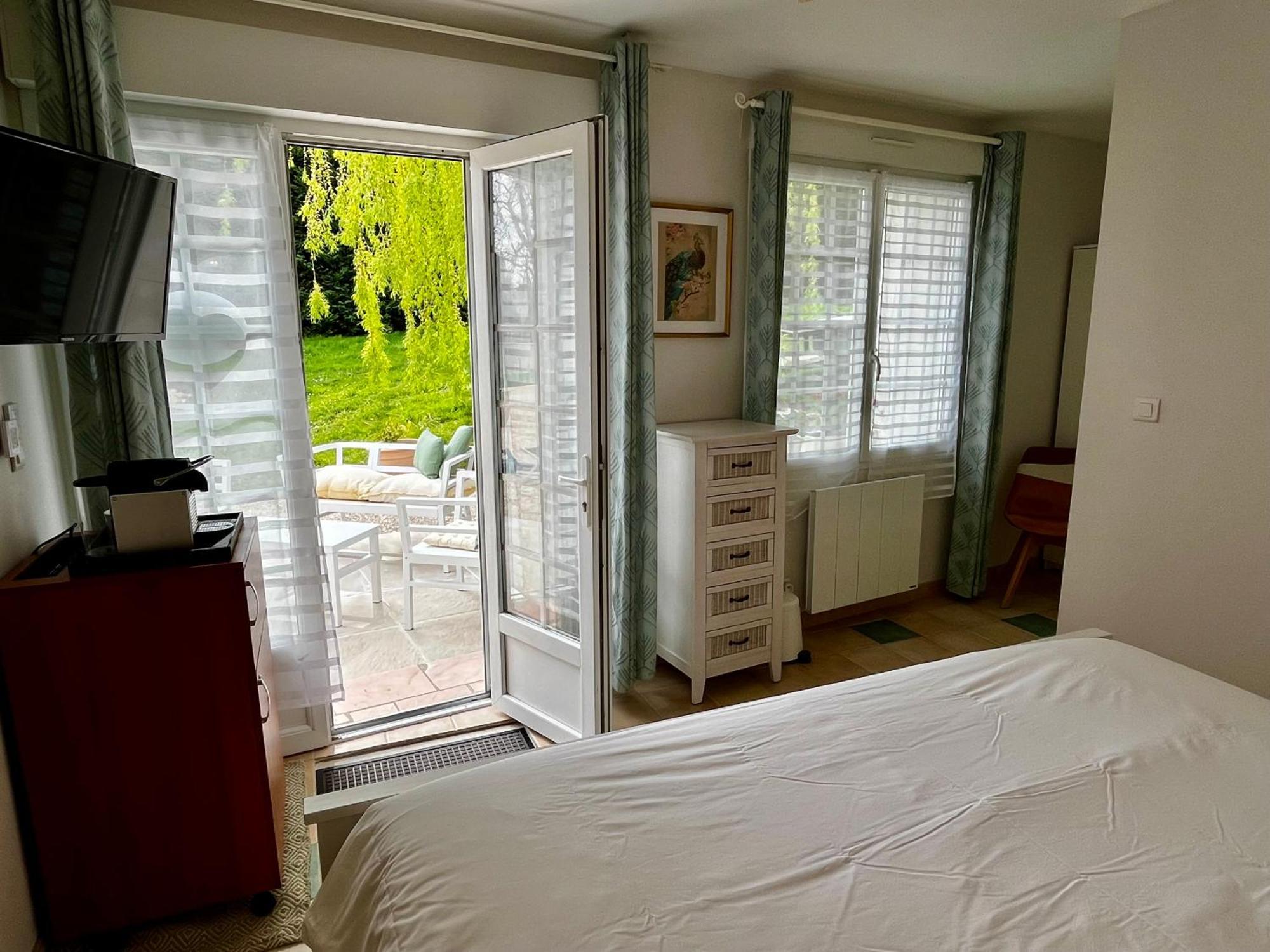 Sans Souci Bed And Breakfast Luxe Heated Pool And Restaurant Luzille Bagian luar foto