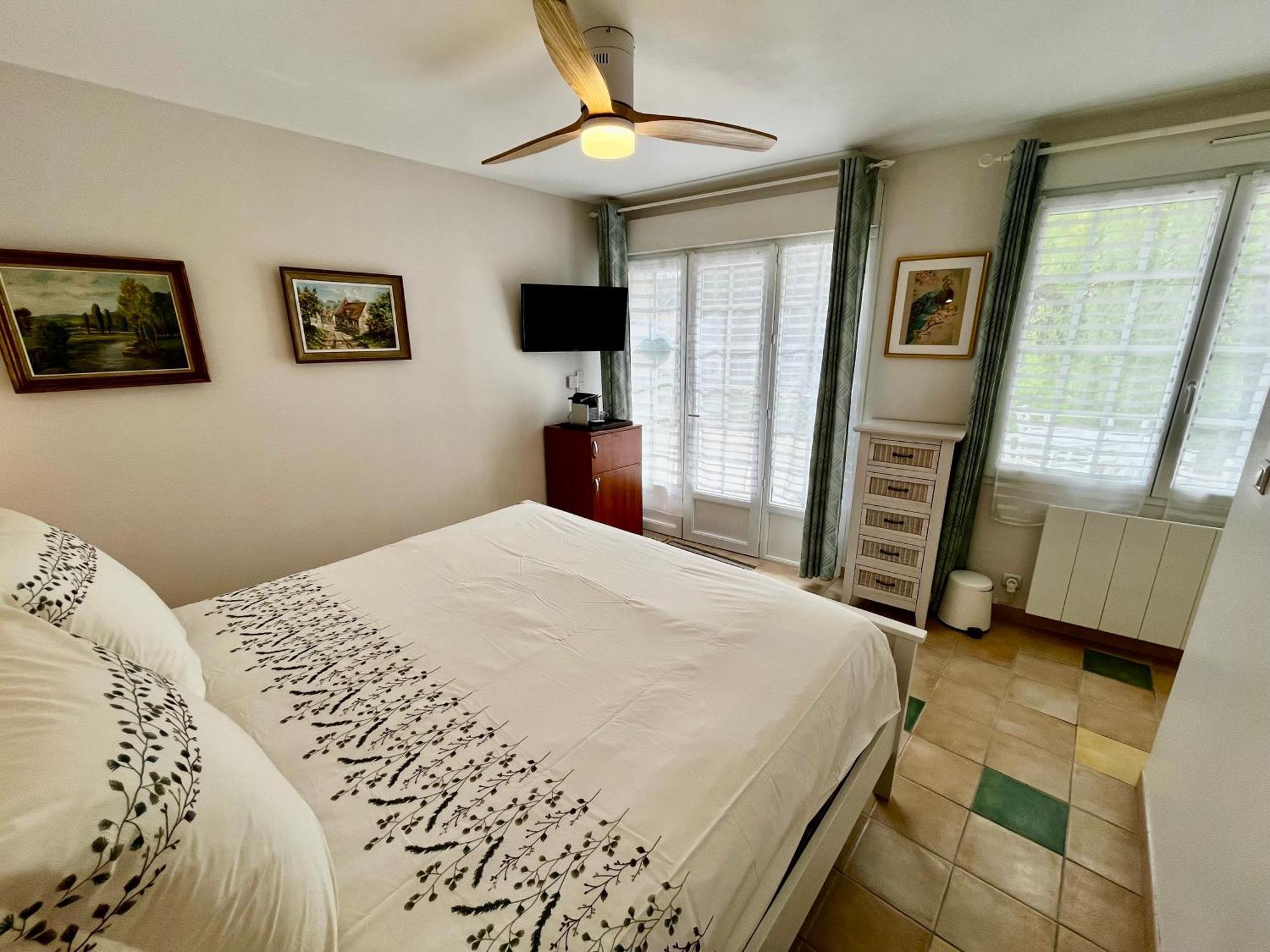 Sans Souci Bed And Breakfast Luxe Heated Pool And Restaurant Luzille Bagian luar foto